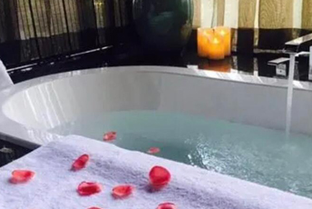 西安碑林水疗池中的失重冥想：当身体学会漂浮